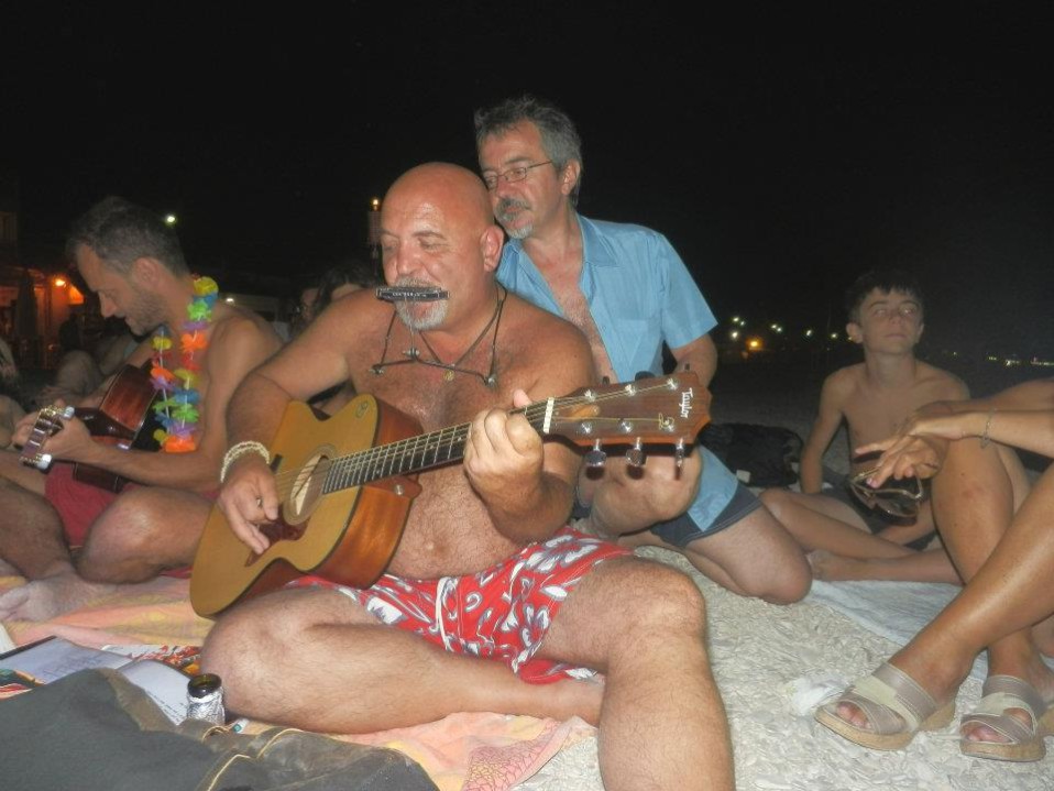 max suona chitarra i spiaggia